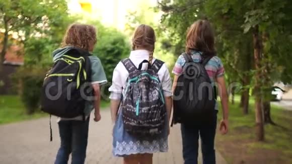 三个学校的朋友去上学他们赶上了第四个女孩背面视频的预览图
