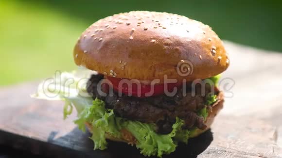 户外花园提供美味的牛肉汉堡生菜洋葱和西红柿视频的预览图