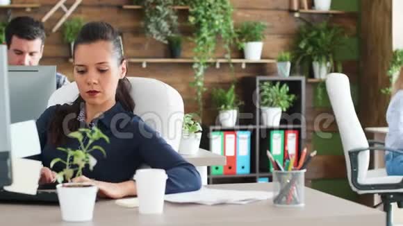 野心勃勃的年轻商务女性在电脑上打字视频的预览图