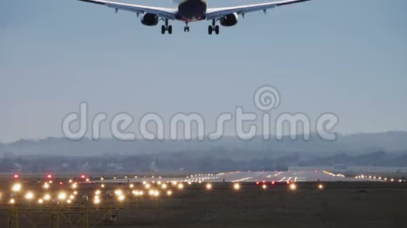 商业飞机早上着陆视频的预览图