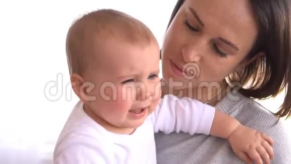妈妈安慰哭泣的女婴视频的预览图