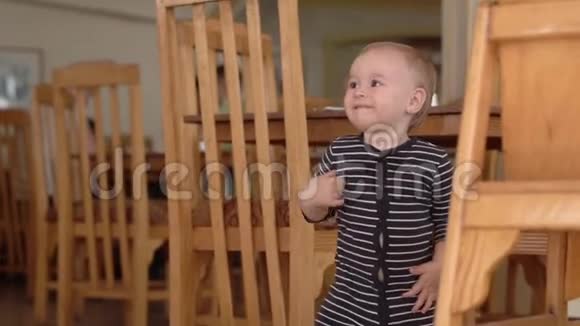 小宝宝一张滑稽的脸慢动作地站在基森里视频的预览图