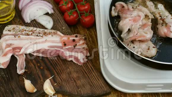 自制烹饪在厨房锅中烤猪肉或牛肉牛腩是用肉钳转动的西红柿洋葱大蒜视频的预览图