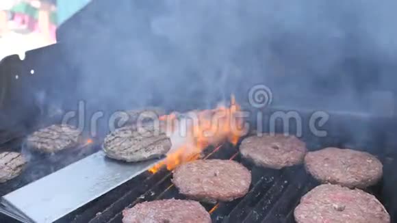 烤架上的美味肉汉堡烹制汉堡火焰烤细鱼肉猪肉牛肉羊肉小牛肉和鸡片视频的预览图