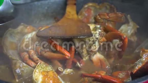 添加酱油新加坡中国辣椒蟹烹饪视频的预览图
