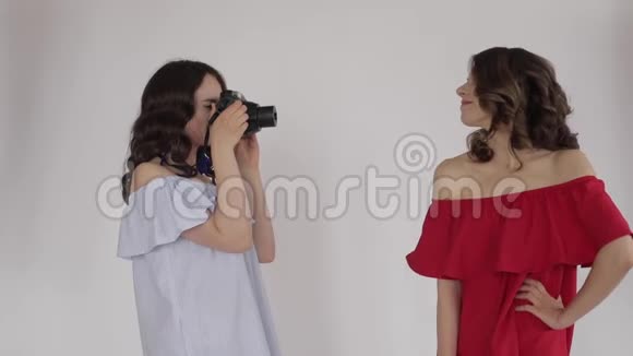 两个漂亮的女孩在拍照视频的预览图