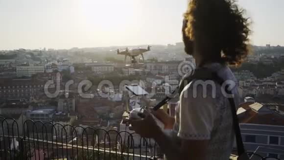 使用无人机在建筑物屋顶上空飞行的遥控人视频的预览图