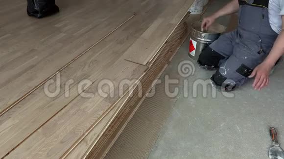 用抹刀将地板胶涂在混凝土上视频的预览图