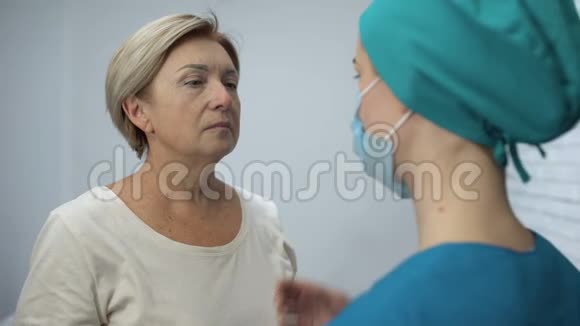 护士告诉成熟的病人惊人的消息惊恐的女人歇斯底里地哭泣视频的预览图