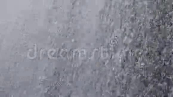 水从喷泉的石壁上掉下来特写视频的预览图