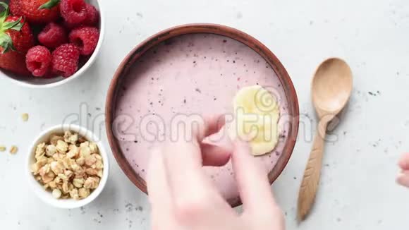 纯素艾凯冰沙碗上面有水果和麦片视频的预览图