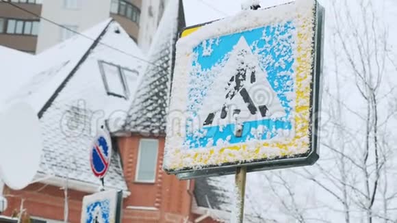 允许行人穿越人行横道指针和行驶方向的路标蓝色冬天下雪视频的预览图