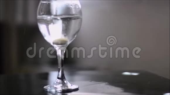 在杯子里起泡的饮料视频的预览图
