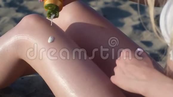 少女捏出试管的白色液体防晒轻轻揉成腿视频的预览图
