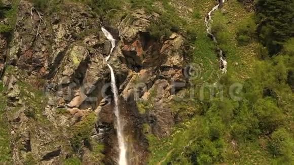 窄窄的弯弯曲曲的小溪从山上流过鸟瞰瀑布视频的预览图