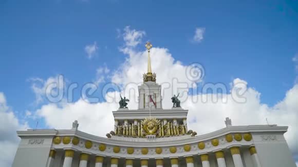 美丽的建筑建筑带有俄罗斯风格的柱廊行动白色石头纪念碑视频的预览图