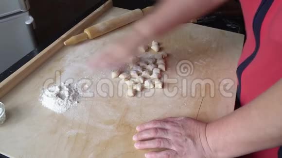 厨房里的女人准备了一道精致的菜饺子和腊肠视频的预览图