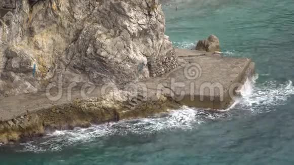 阿马尔菲海滩上海浪撞击岩石的俯视图视频的预览图