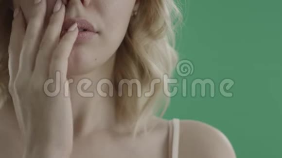 性感的年轻女人用嘴唇勾引你靠近绿色的屏幕视频的预览图