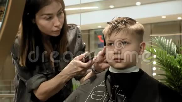 理发师儿童和男子理发视频的预览图