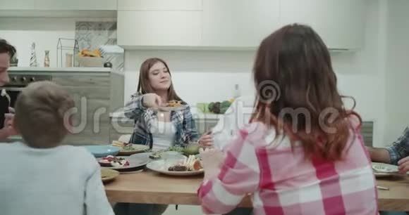 在一个现代化的厨房里一个成熟的大家庭在用餐时都是快乐和微笑的视频的预览图