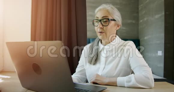 在笔记本电脑上进行视频聊天的女人视频的预览图