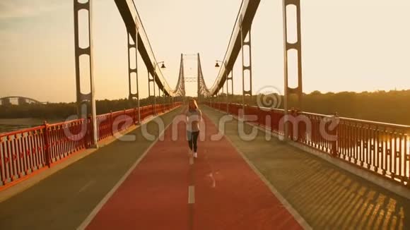 女人慢跑的前景视频的预览图