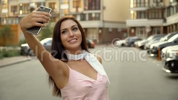 自私的生活方式一个年轻积极的女人在市中心玩得开心和自拍的肖像视频的预览图