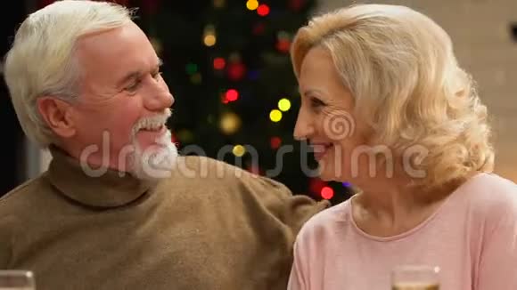一对幸福的老夫妇共同庆祝圣诞节确保退休的肖像视频的预览图