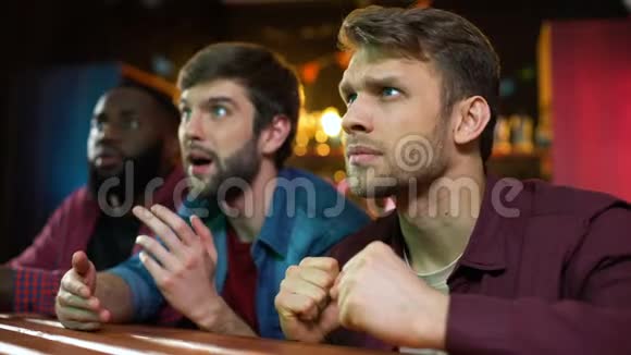 白人和黑人男性朋友在酒吧看足球比赛球队输了视频的预览图