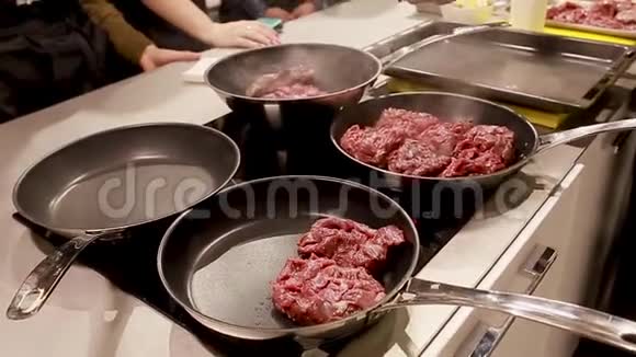 厨师在炒锅上炒肉从盘子里蒸出来视频的预览图