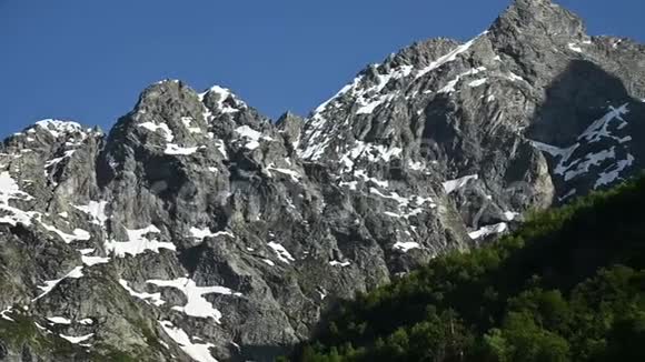 用高加索高岩山脉的双手拍摄的特写视频全景还有雪的残骸视频的预览图