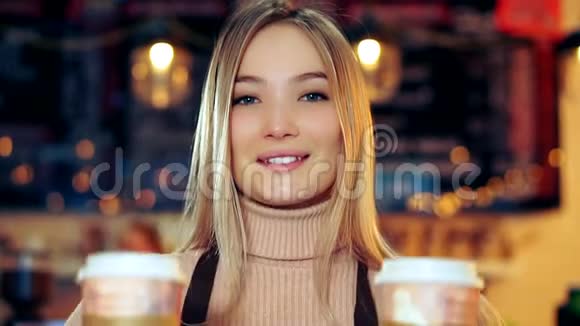 咖啡店里一个迷人的女服务员的特写肖像视频的预览图