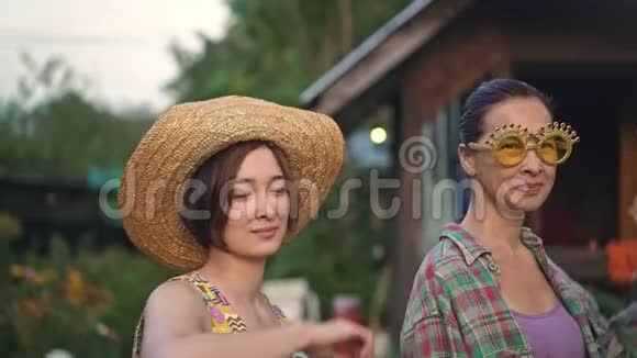 亚洲母女在乡下的院子里跳舞视频的预览图