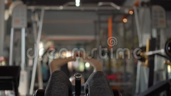 健身房里一个年轻女子的慢镜头摇动着媒体手里拿着手机在她的眼前所有一切视频的预览图