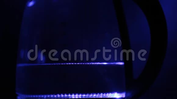 蓝色照明的沸腾水壶视频的预览图