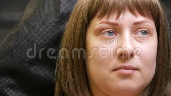 一个年轻的女人在一个彗星学室里用一种微刃粉末喷洒刚刚做了修眉永久化视频的预览图
