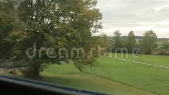 花园农场从火车窗口视频的预览图