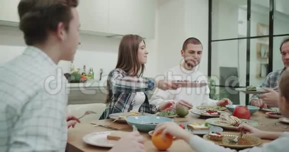 大家庭在早上吃健康早餐时剪食视频的预览图