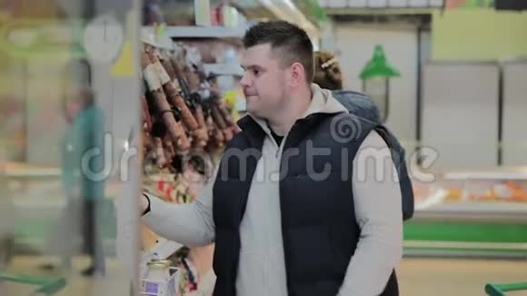 超市里的胖子自己选香肠视频的预览图
