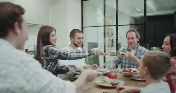 午餐时间大家庭共度美好时光一起剪盘健康美食4k视频的预览图