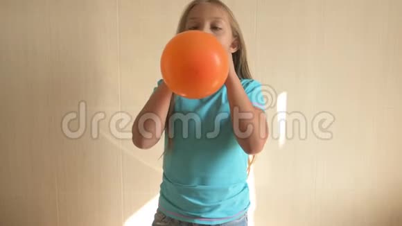 穿着蓝色T恤的快乐女孩在家里的浴室里吹着明亮的气球带针的金发男孩穿着气球浅视频的预览图