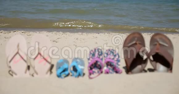 一家人在海前的海滩上打拖鞋弄破了视频的预览图