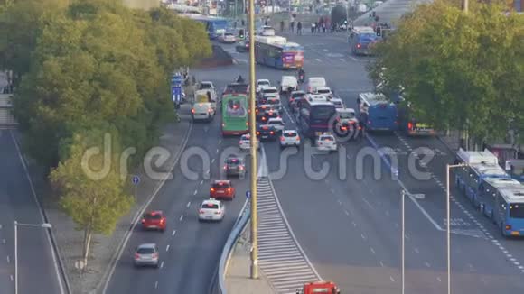 马德里附近的阿塔卡车站堵车空中视野和加速运动视频的预览图