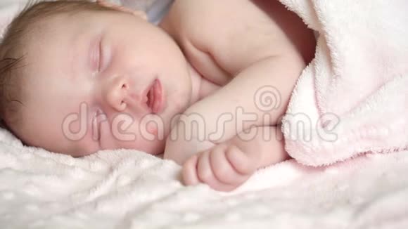 特写新生的小宝贝女孩正睡在床上甜甜的梦到小宝贝健康的睡觉视频的预览图