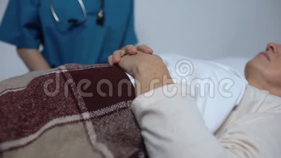 医生支持病入膏肓的妇女在养老院照顾病人视频的预览图