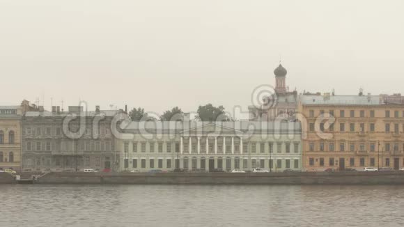 俄罗斯圣彼得堡多云的早晨涅瓦河堤上的历史民居视频的预览图