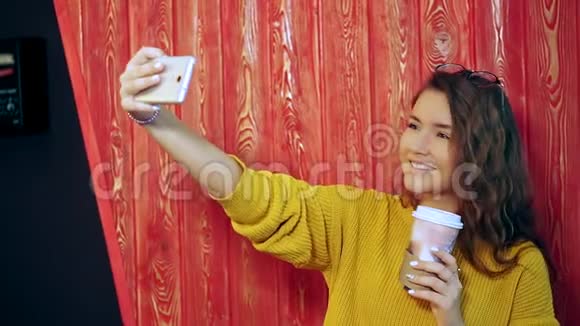 咖啡店的漂亮女孩自拍视频的预览图