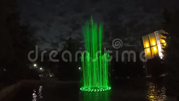 阿拉木图市夜间大型喷泉视频的预览图