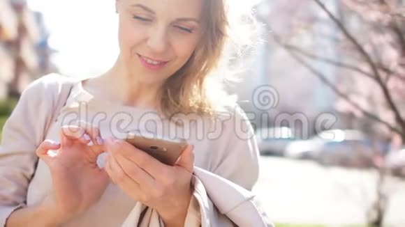 一个女人正在看她的智能手机屏幕女孩正在打短信站在中间微笑视频的预览图